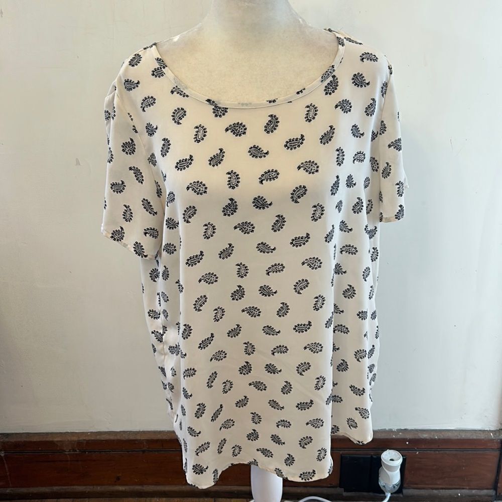 Premise Studio cream paisley short sleeve blouse Size M EUC